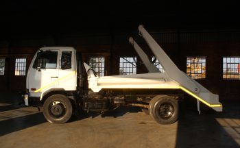 2016 NISSAN UD 85  SKIP BIN LOADER