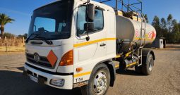 2005 HINO 500 13-234  8000L FUEL TANKER