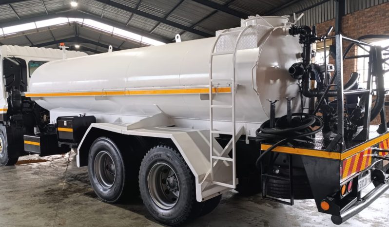 2012 NISSAN UD 330  16000L WATER TANKER